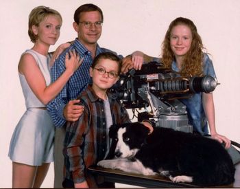 https://mediaproxy.tvtropes.org/width/350/https://static.tvtropes.org/pmwiki/pub/images/honey_i_shrunk_the_kids_peter_scolari_original_8x10_photo_h4555.JPG